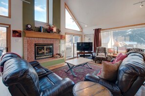 Télévision, cheminée, lecteur de DVD, baby-foot