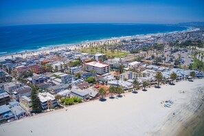 Beach - Updated Beach Condo with Air Conditioner--Steps to Sand- Sleeps 6 (San Diego)