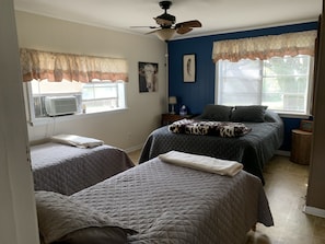 3 habitaciones, tabla de planchar con plancha y ropa de cama