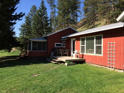 Quaint Cabin in the Heart of the Black Hills