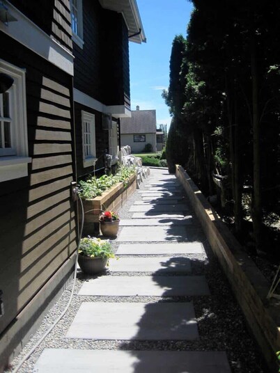 Grand Boulevard Retreat- quiet suite in North Vanc