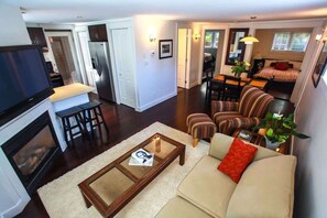Flat-screen TV, fireplace, Netflix, books - Grand Boulevard Retreat- quiet suite in North Vanc (North Vancouver)