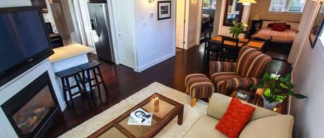 Televisión de pantalla plana, chimenea, Netflix, libros