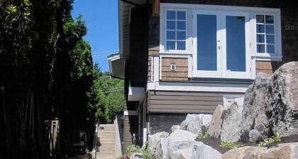 Grand Boulevard Retreat- quiet suite in North Vanc