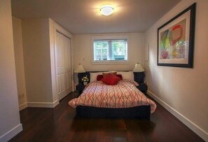 2 bedrooms, iron/ironing board, travel crib, WiFi - Grand Boulevard Retreat- quiet suite in North Vanc (North Vancouver)