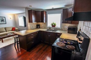 Fridge, microwave, oven, stovetop - Grand Boulevard Retreat- quiet suite in North Vanc (North Vancouver)