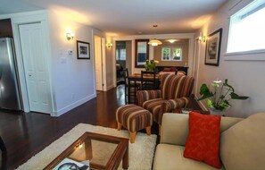 Flat-screen TV, fireplace, Netflix, books - Grand Boulevard Retreat- quiet suite in North Vanc (North Vancouver)