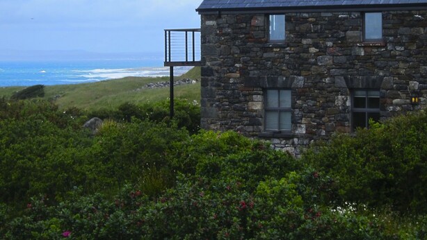 A stone house with a balcony overlooking the sea. - The Stone House - Wild Atlantic Way (Fanore)