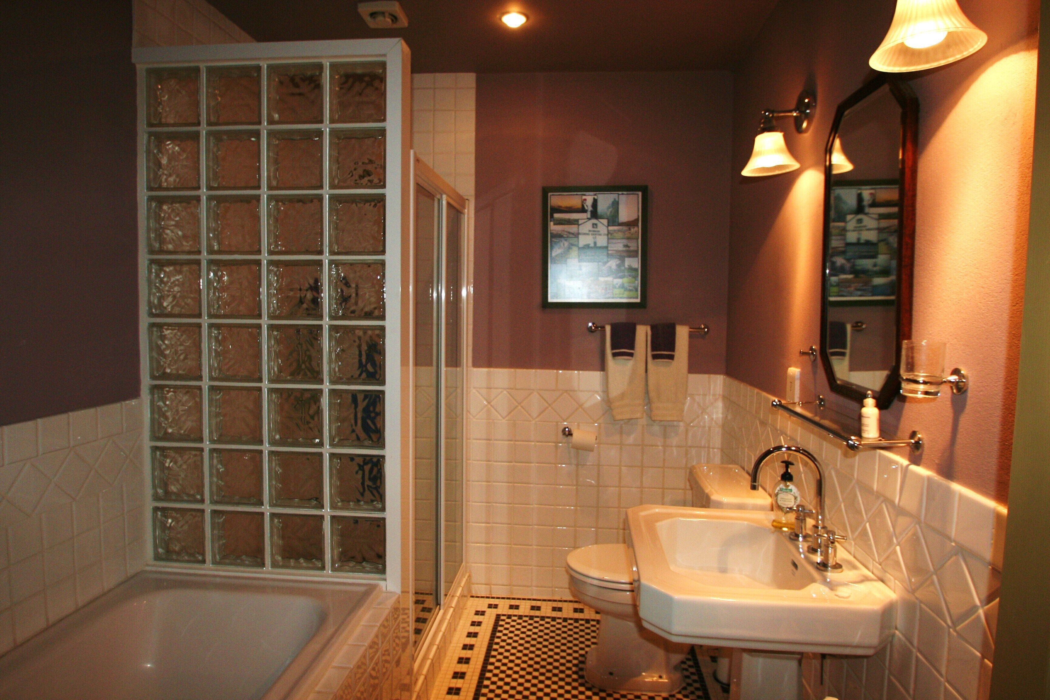 Baignoire, sèche-cheveux, serviettes fournies