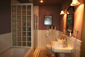 Bathtub, hair dryer, towels - The Stone House - Wild Atlantic Way (Fanore)