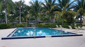 室外游泳池，恒温泳池