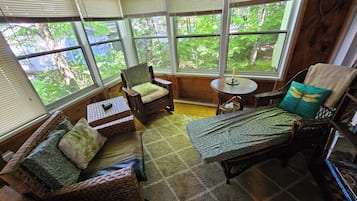 Een smart-tv, een open haard, een dvd-speler en boeken