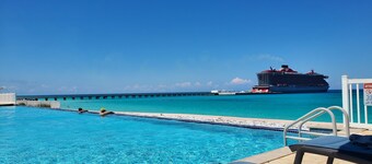 Luxury Ocean Villa 3 Bed / 3 Bath in Bimini Bay