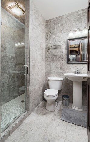 Een bad, een haardroger, handdoeken, zeep