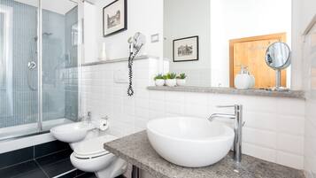 Doccia, asciugacapelli, bidet, asciugamani
