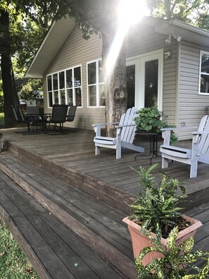 Terrace/patio - Lake Hamilton Lakefront Retreat--Spacious & Stylish, National Park Views, Kayaks (Hot Springs)