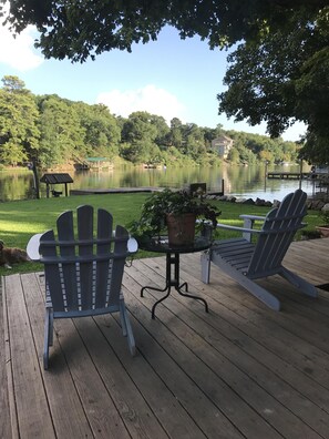 Terrace/patio - Lake Hamilton Lakefront Retreat--Spacious & Stylish, National Park Views, Kayaks (Hot Springs)