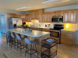 Een koelkast, een magnetron, een oven, een kookplaat