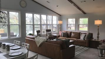 Smart-TV, peis, bøker og stereoanlegg