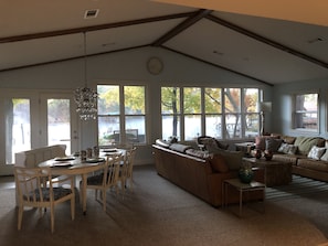 Smart TV, fireplace, books, stereo - Lake Hamilton Lakefront Retreat--Spacious & Stylish, National Park Views, Kayaks (Hot Springs)