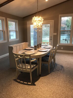 Dining - Lake Hamilton Lakefront Retreat--Spacious & Stylish, National Park Views, Kayaks (Hot Springs)