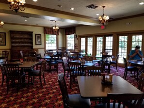 Dining - Lakefront Private Resort, Stunning Condo w/golf view, Dog friendly! NO fees! (Branson)