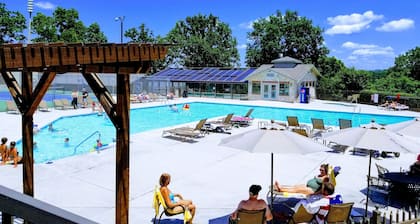 Lakefront Private Resort, Stunning Condo w/golf view, Dog friendly! NO fees!