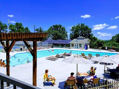 Lakefront Private Resort, Stunning Condo w/golf view, Dog friendly! NO fees!