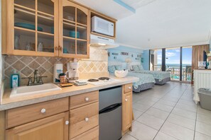 Frigorífico, microondas, placa de cocina y cafetera o tetera