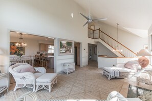 Een smart-tv, een open haard, een dvd-speler en een tafeltennistafel