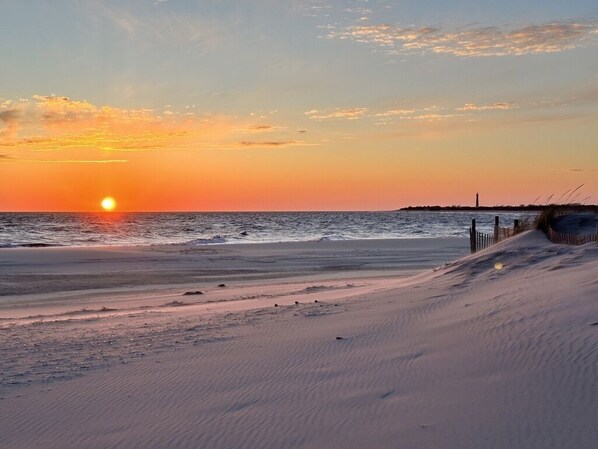 Vlak bij het strand, ligstoelen aan het strand