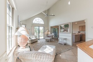 Een smart-tv, een open haard, een dvd-speler en een tafeltennistafel