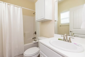 Ensemble douche/baignoire, sèche-cheveux, serviettes fournies