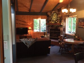 Smart TV, fireplace, DVD player, books - Beautiful Home Near Marquette Mountain and Minutes From Everything. Est. 2008. (Marquette)