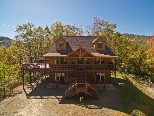 Exterior - Beautiful Mountain Top Retreat Long Range Views, Hot Tub,Ping Pong,Horseshoe pit (Maggie Valley)