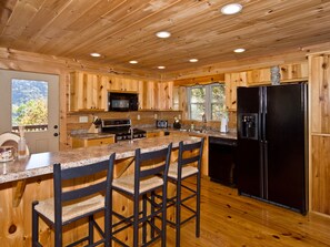 Fridge, microwave, oven, stovetop - Beautiful Mountain Top Retreat Long Range Views, Hot Tub,Ping Pong,Horseshoe pit (Maggie Valley)