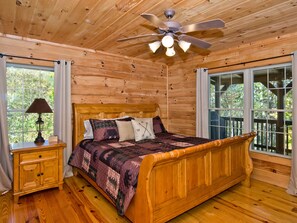 4 bedrooms, iron/ironing board, travel cot, WiFi - Beautiful Mountain Top Retreat Long Range Views, Hot Tub,Ping Pong,Horseshoe pit (Maggie Valley)