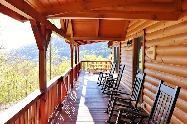 Great Porch to Relax on the rocking chairs or picnic table