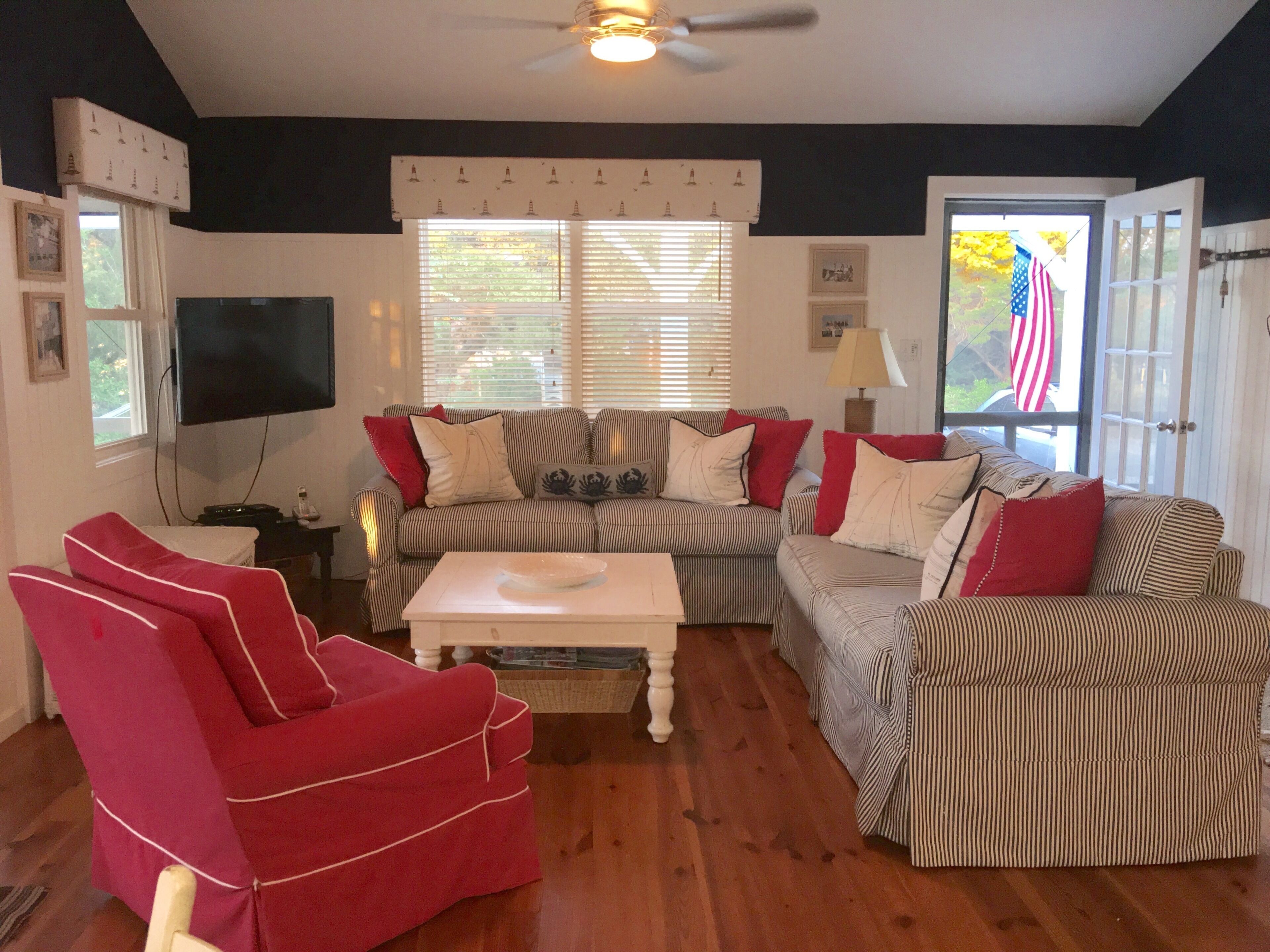 TV connectée, lecteur de DVD, livres, vidéothèque