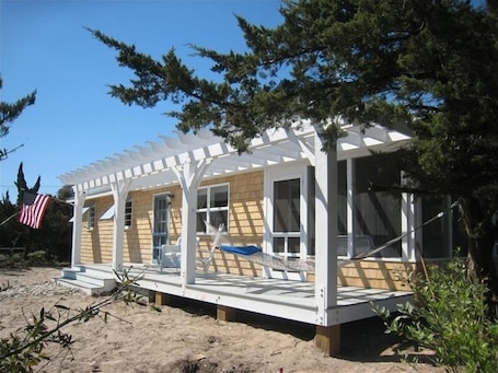 Exterior. Ocracoke Island: Beautiful cottage in the village