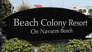 Un panneau indiquant l’emplacement du Beach Colony Resort, sur la plage de Navarro.