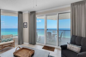 Smart TV, DVD player, books - PENTHOUSE - TOP FLOOR - BEACHFRONT & CHAIRS - POOL - BALCONY - GYM-NEW ELEVATORS (Navarre)