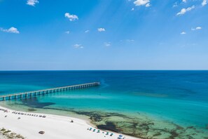 Sulla spiaggia, lettini da mare