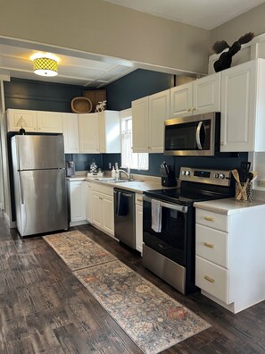 Jääkaappi, mikroaaltouuni, uuni, liesi