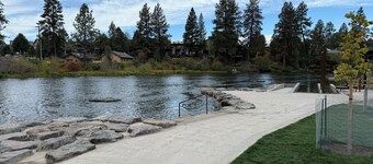 Historic Downtown Bend Cottage - walkable to the best of Bend!