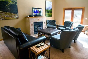 TV, fireplace, DVD player - Sunset Ridge Condo Virginia Home – Luxurious 3 Bedroom, 2 Bath (Estes Park)