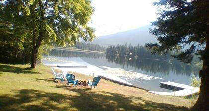 Savage Lake Lodge. Waterfront/Waterfalls 3BD/ 2BA Sleeps 10+