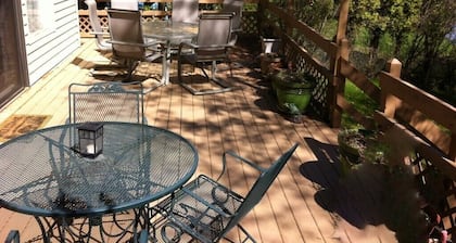Savage Lake Lodge. Waterfront / Waterfalls 3BD / 2BA Capacidad 12+