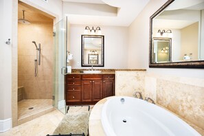 Combined shower/tub, towels - Bella Riva 202 • Luxury 4 BR, 3rd Floor, Beachfront, Pool, Hot Tub, Free Beach Service (Fort Walton Beach)