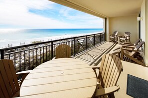 Outdoor dining - Bella Riva 202 • Luxury 4 BR, 3rd Floor, Beachfront, Pool, Hot Tub, Free Beach Service (Fort Walton Beach)